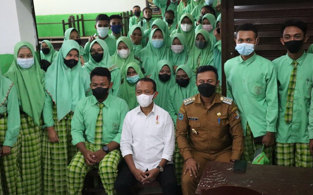 Mengobati Rasa Rindu  Kanda BAHLIL LAHADALIA Memberikan Bantuan 100 Unit Komputer Dan Beasiswa Untuk 10 Siswa  Untuk Almamater SMK YAPIS Fakfak