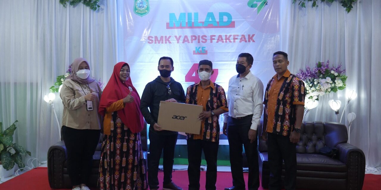 Kejutan Terindah 100 Unit Laptop  dari  kanda Bahlil  La Hadalia, S.E,M.Si,  Di Moment Milad Smk Yapis Fakfak Ke 47 Tahun